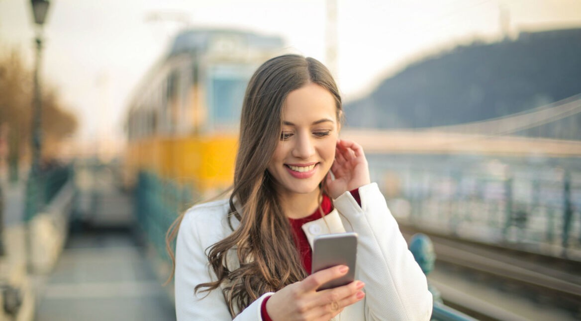 Frau lädt Nachrichten aus Google Allo auf ihr Smartphone herunter.