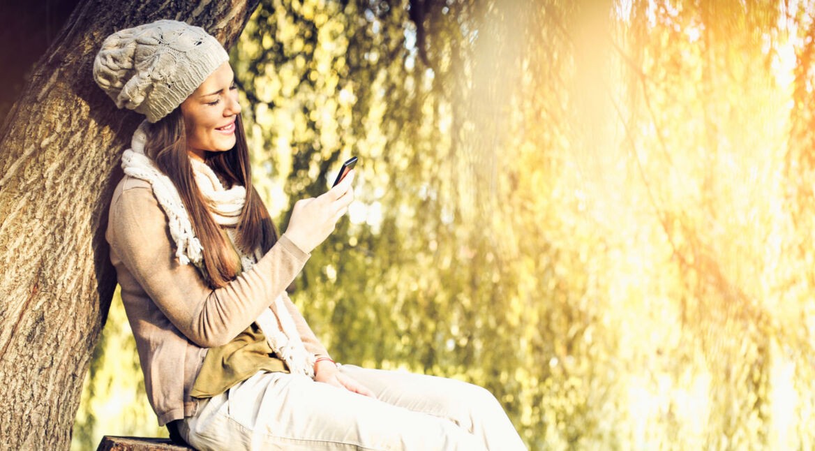 Junge Frau lässt sich Instagram-Alternativtext vorlesen.