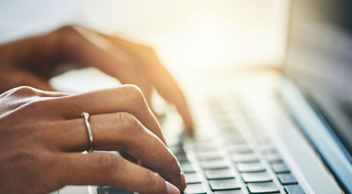 Frau passt Startmenü ihres Windows-Laptops an.