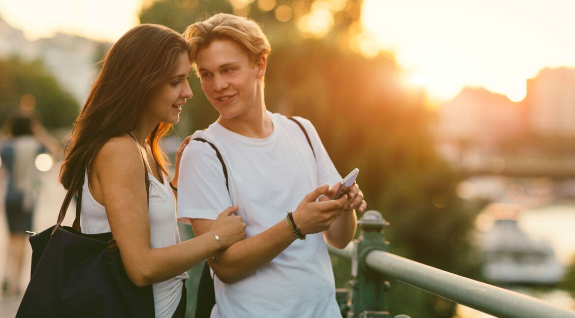 Freunde richten Dropbox am Smartphone ein.