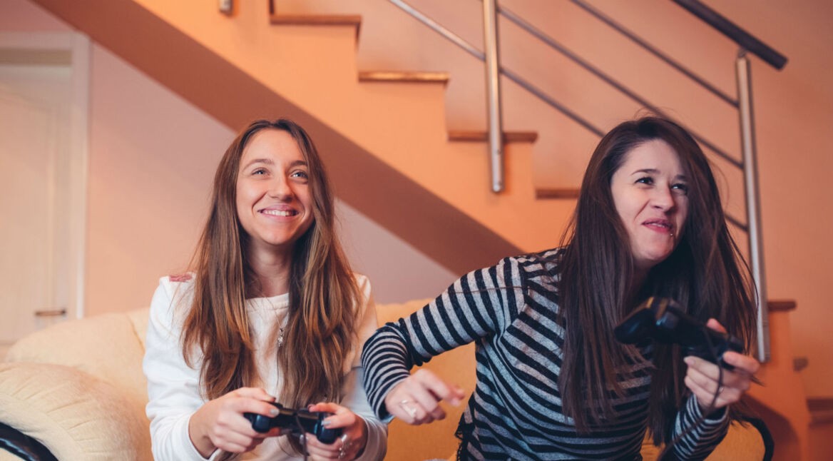 Freundinnen spielen eines der Top-Games von 2019 mit ihren Controllern.