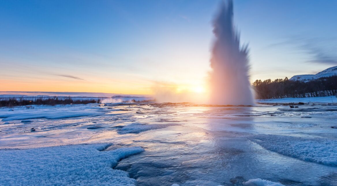 Geysir im Abendlicht in Island