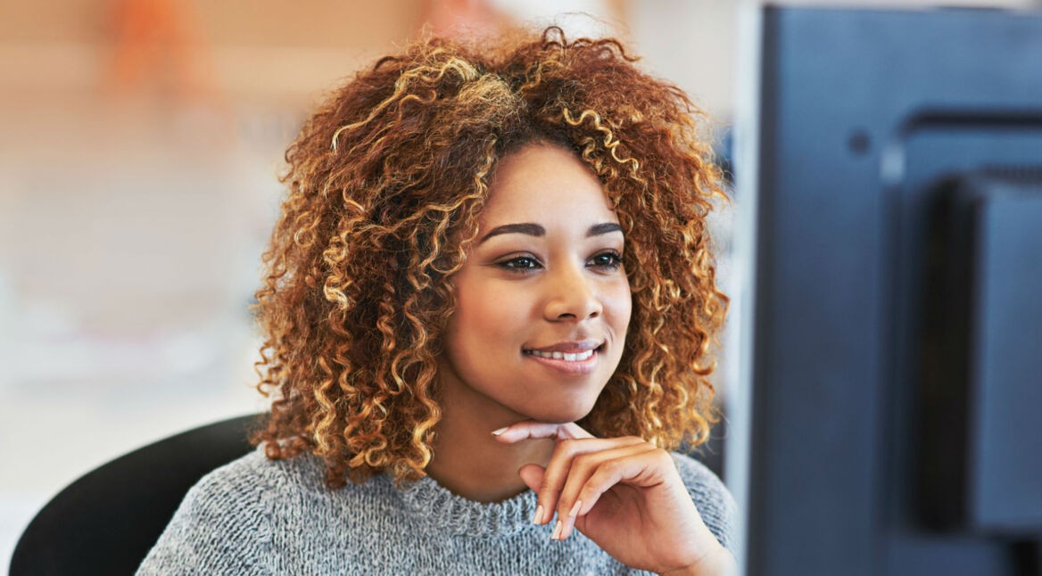 Junge Frau repariert die Outlook-Suche am Computer.
