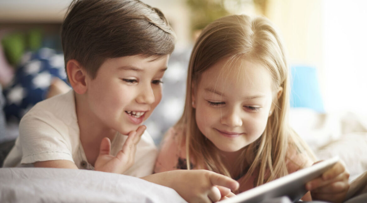 Kinder lernen Lesen via Tablet-App.