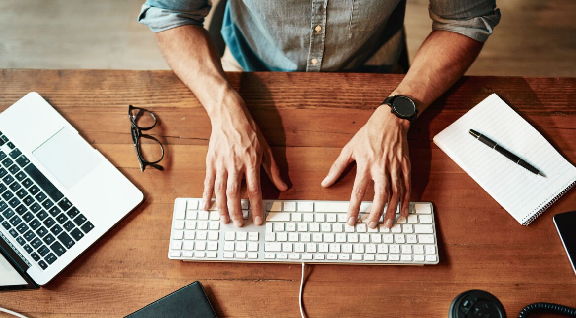 Mann nutzt Tastenkombination, um Mac-Fehlermeldung zu beheben.