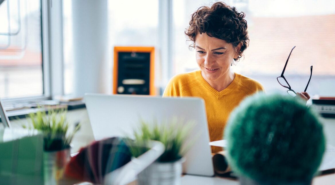 Junge Frau richtet sich Microsoft Office 2019 ein