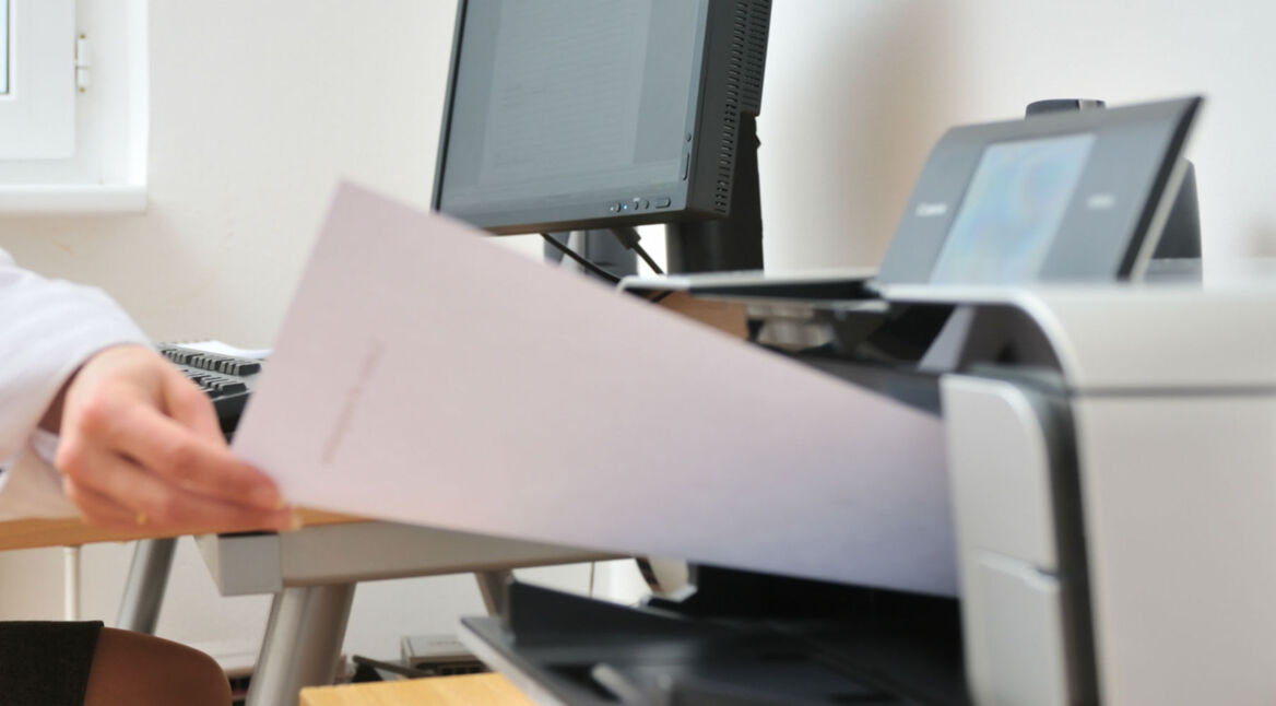 Frau druckt über ihren neuen Netzwerkdrucker.