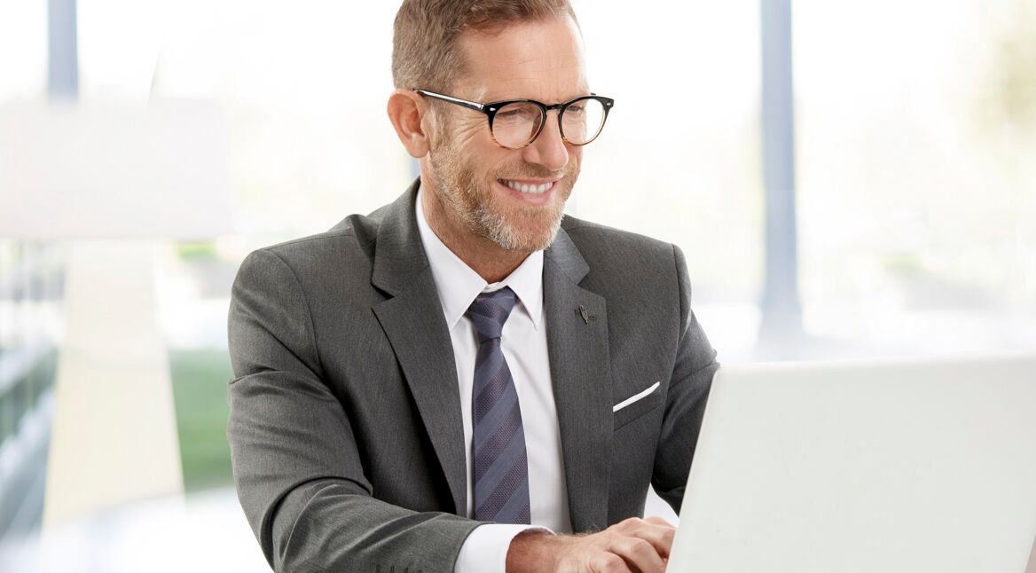 Ein Mann erstellt gerade eine Abwesenheitsnotiz