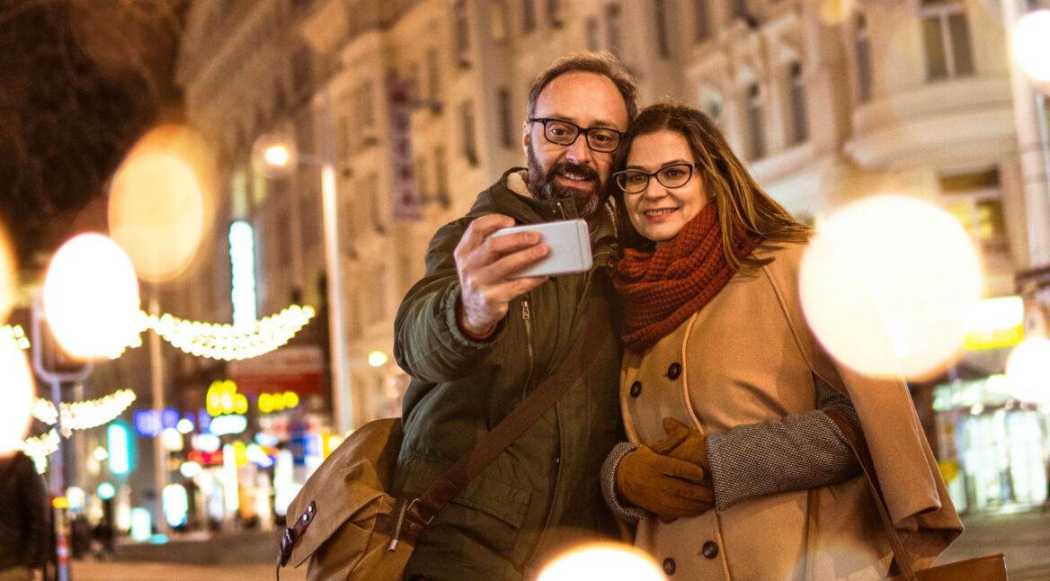 Pärchen macht nachts ein Selfie mit dem Smartphone.
