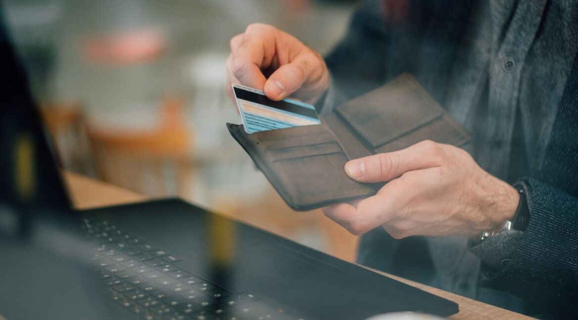 Ein Mann bezahlt seinen Einkauf