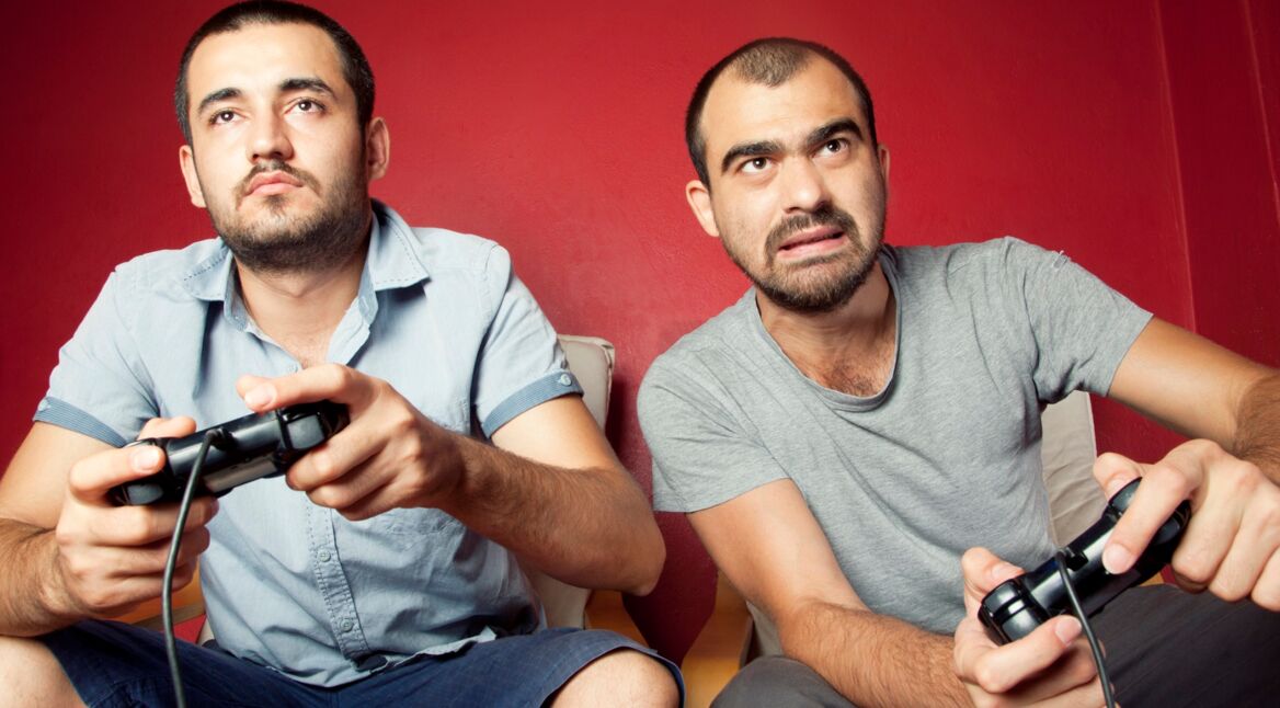 Zwei Männer spielen auf der PS4