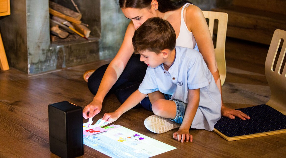 Puppy-Cube-Projektor-und-Touchscreen