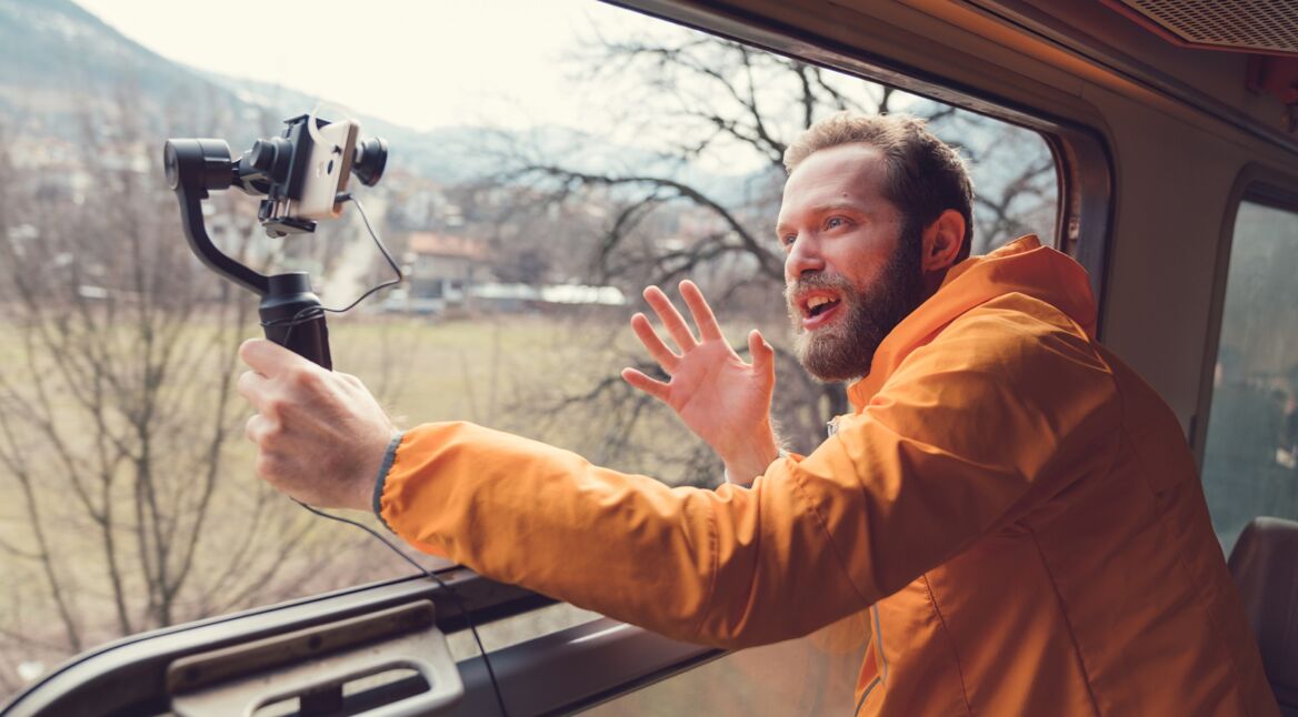 Mann filmt sich für seinen Blog