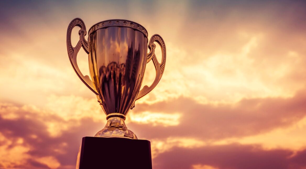 Pokal vor Sonnenaufgang