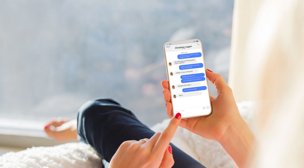 Junge Frau tippt eine iMessage ein