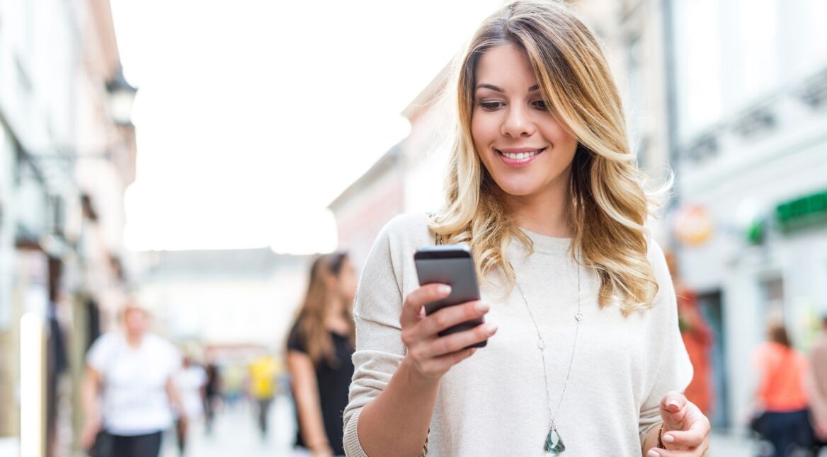 Junge Frau verschafft sich Plat auf ihrem iPhone