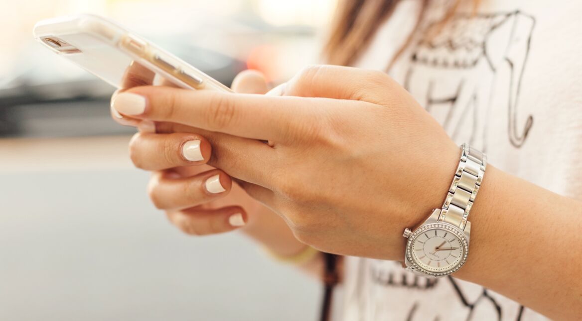 frau tippt am iphone