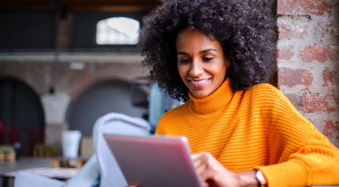 Tablet Frau glücklich