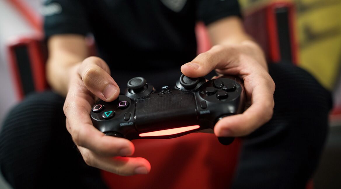 mann spielt shadow of the tomb raider auf ps4