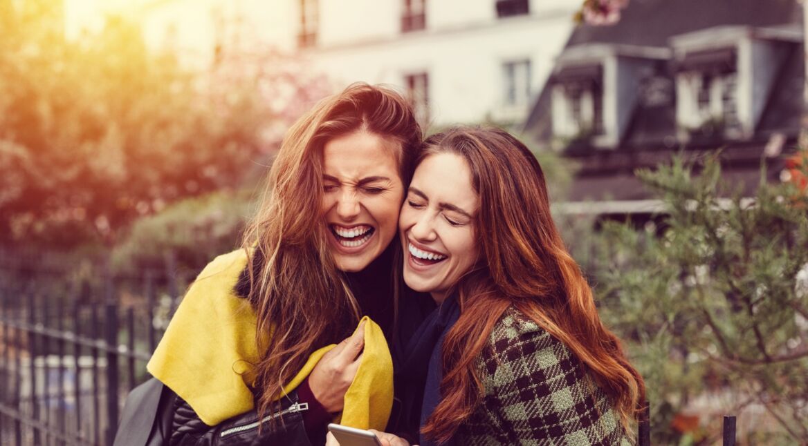 Snapchat Frauen glücklich Smartphone