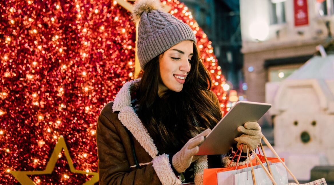 frau nutzt whatsapp auf android tablet