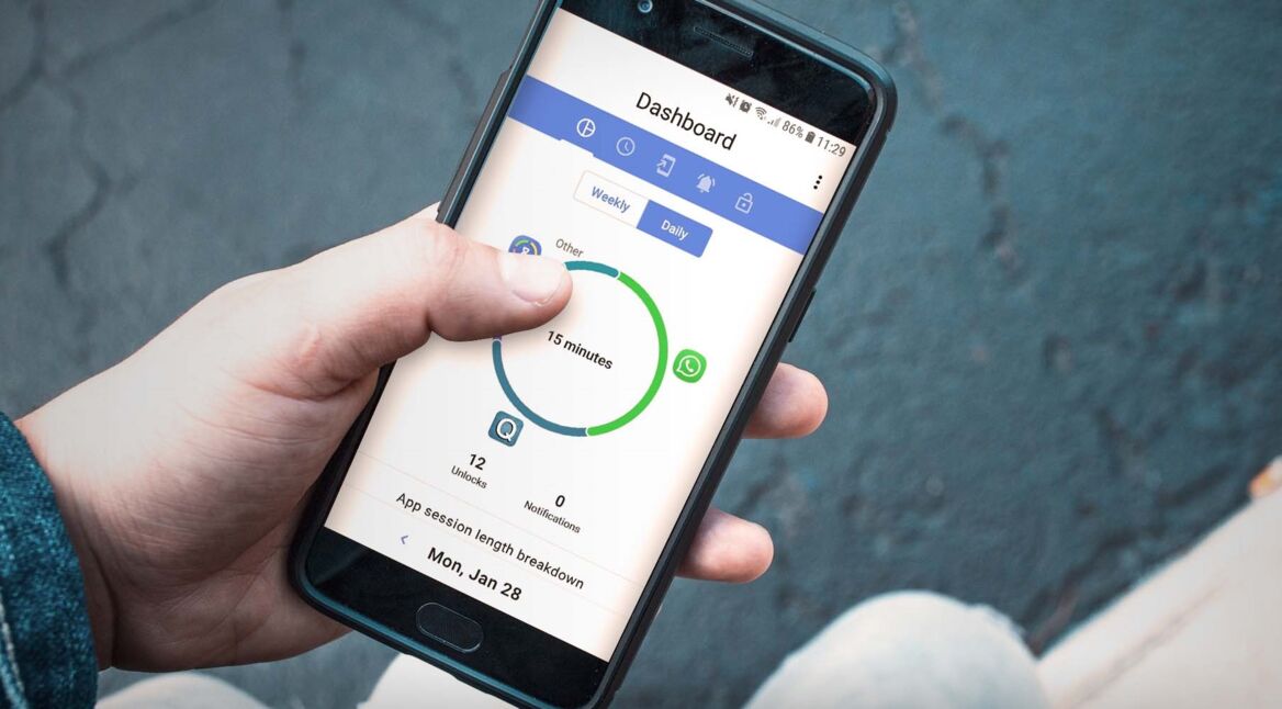 Mann checkt seine App-Nutzung mit ActinDash
