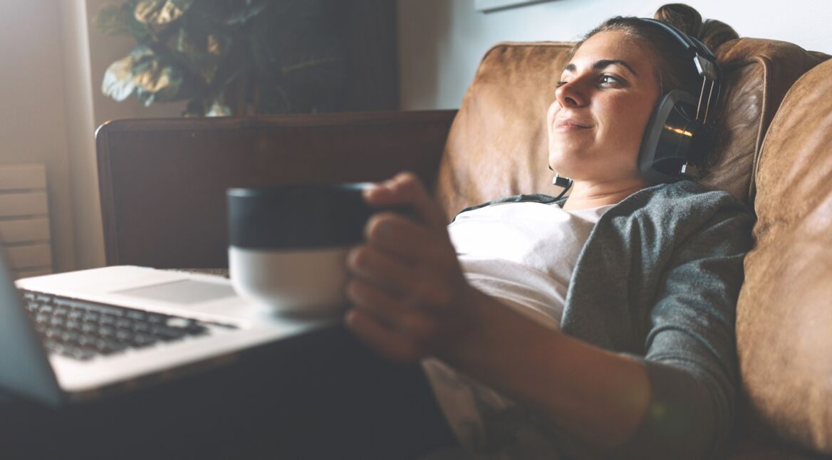 Junge Frau hört Spotify