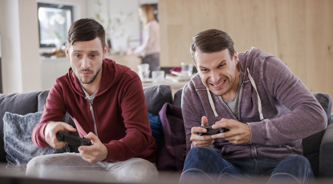 Zwei Freunde spielen Call of Duty: Black Ops 4 miteinander