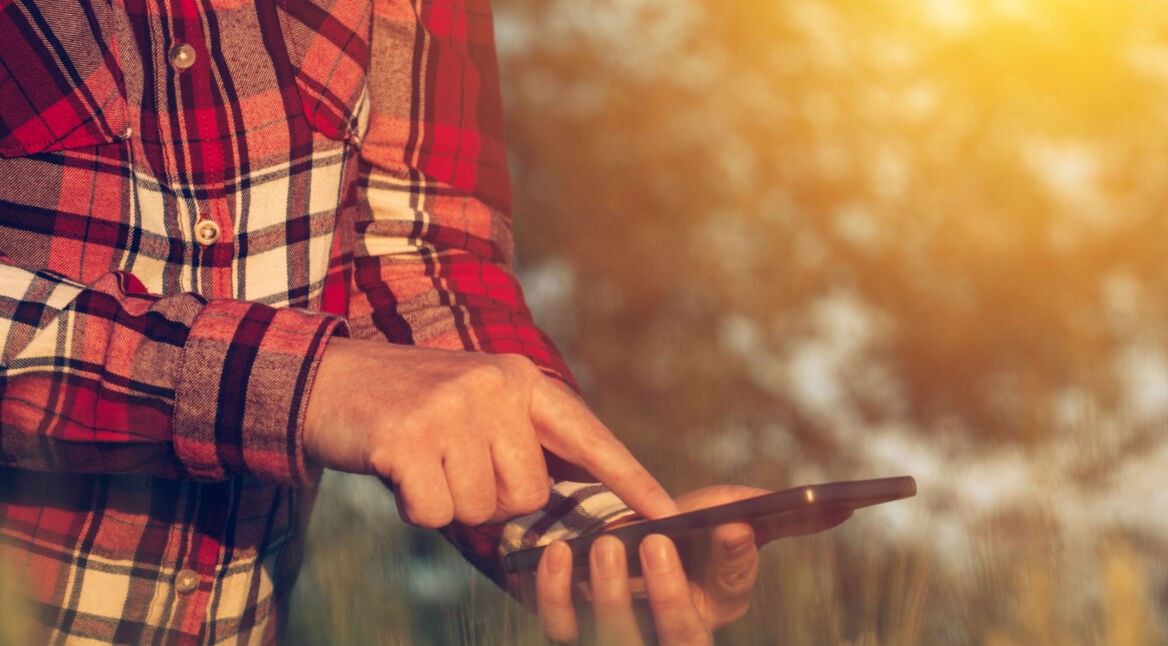 Junger Mann setzt das Huawei-Smartphone auf seine Werkseinstellungen zurück.