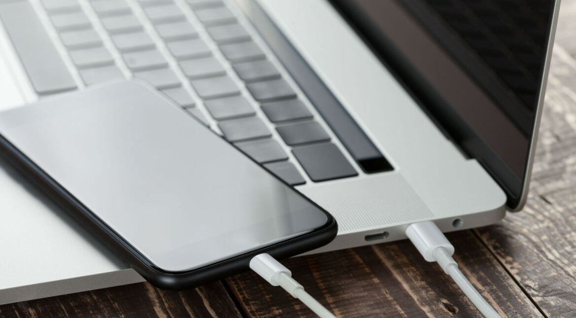 Das iPhone über den Laptop wiederherstellen.