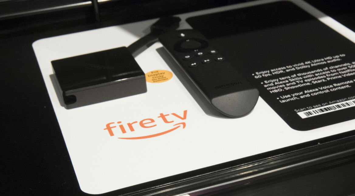 Der Amazon-Fire-TV-Stick samt HDMI-Adapter.