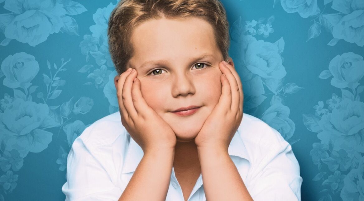 Das Bild zeigt den Hauptdarsteller Julius Weckauf auf dem Kinoplakat für Der Junge muss an die frische Luft