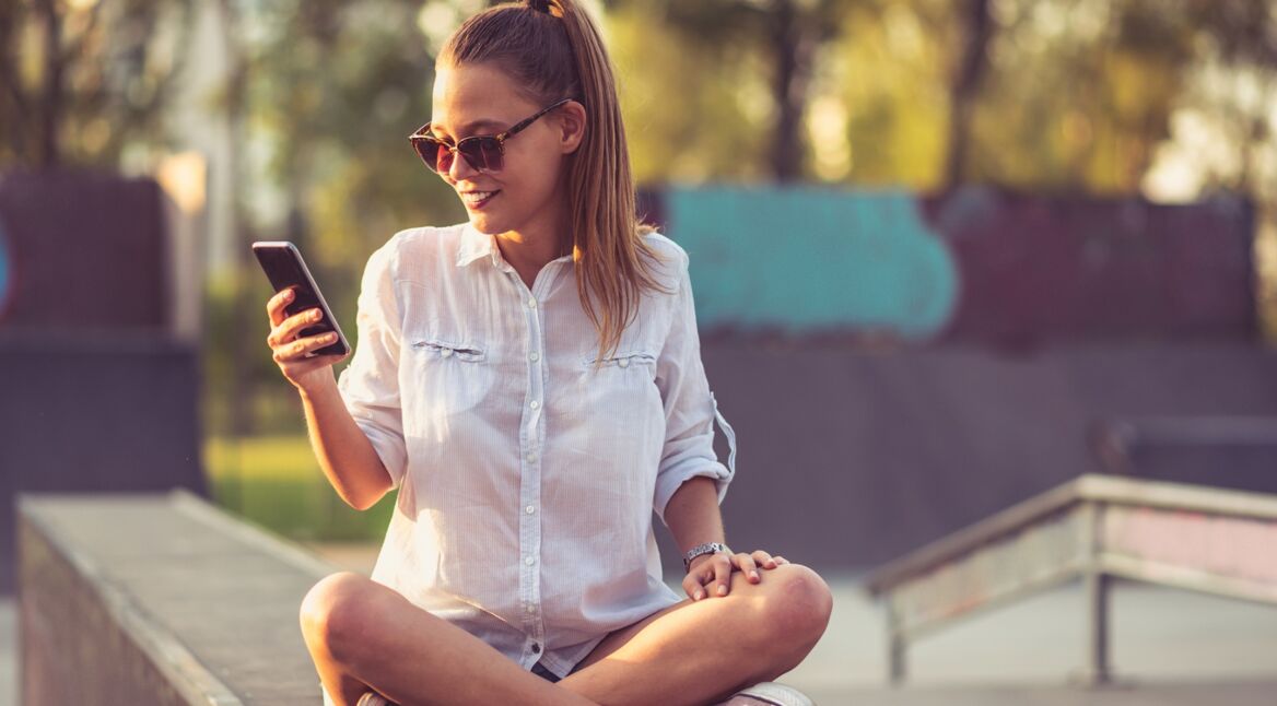 Junge Frau postet Bild auf Instagram