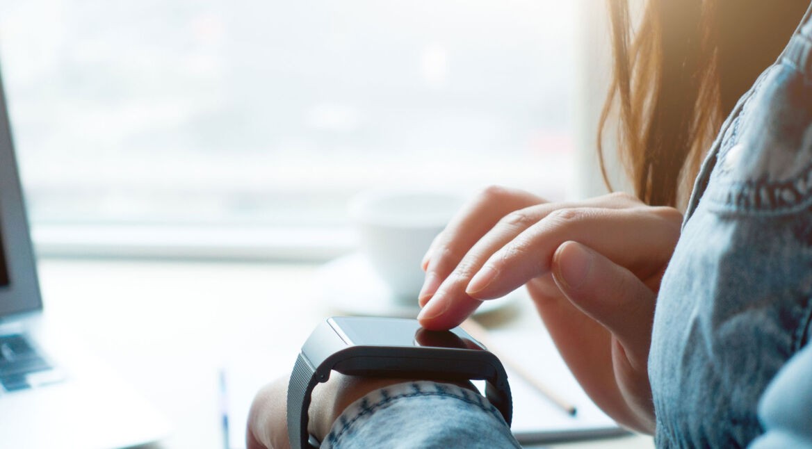 Frau-bedient-auf-Smartwatch