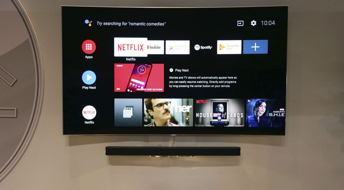 Google Assistant sucht auf dem Fernseher nach romantischen Komödien.