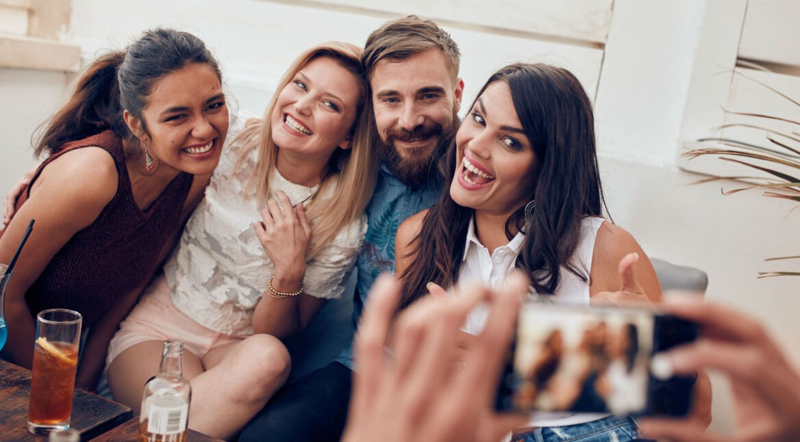 Mit dem Smartphone ein Gruppenfoto aufnehmen.