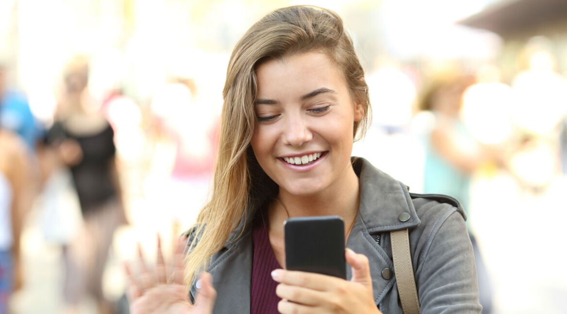 Junge Frau führt mit Google Duo am Smartphone einen Videoanruf durch