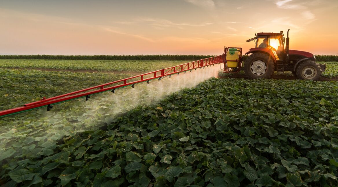 Traktor versprüht Pestizide