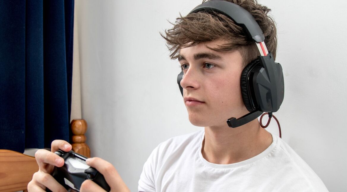 Ein Junge spielt Metro Exodus auf seiner PS4