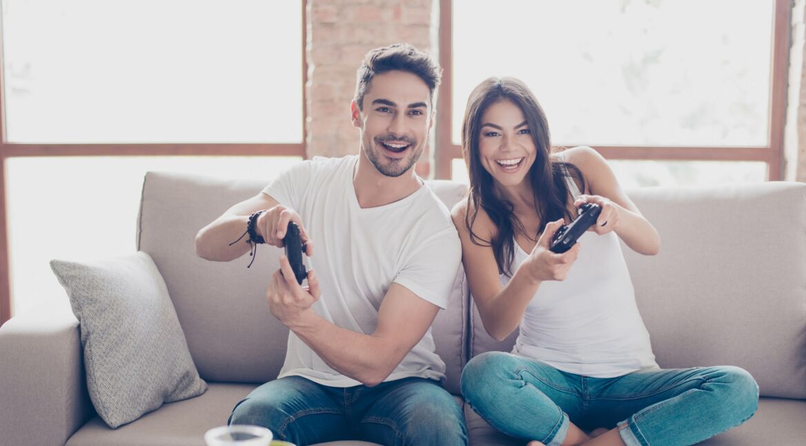 Junges Pärchen zockt ein neues Spiel auf der PS4