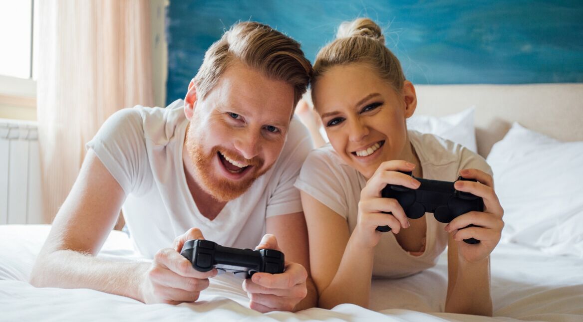 Junges Paar zockt auf der Playstation