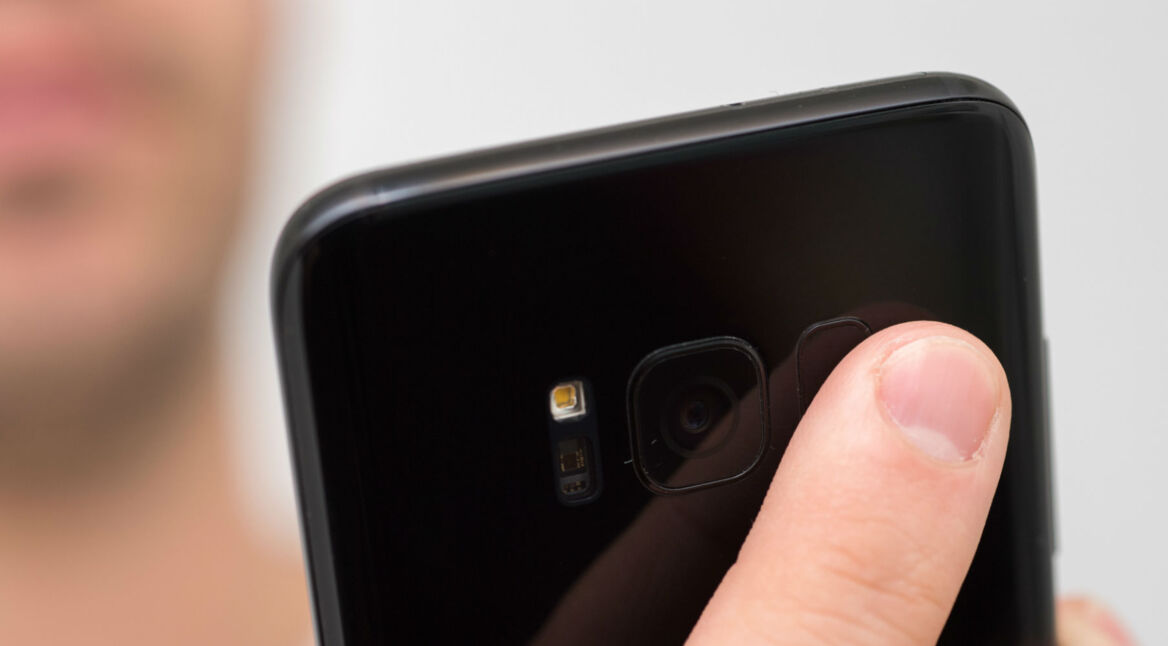 Den Fingerabdruck am Sensor des Samsung Galaxy S8 scannen.