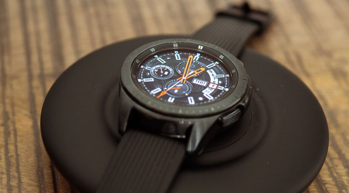 Samsung Galaxy Watch auf einer Ladestation