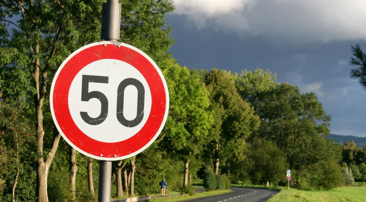 Straßenschild zeigt Tempolimit an.