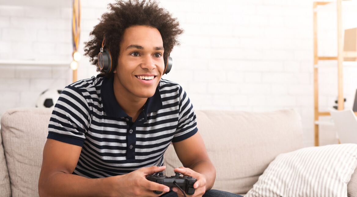 Junger Mann spielt die Beta von The Division 2