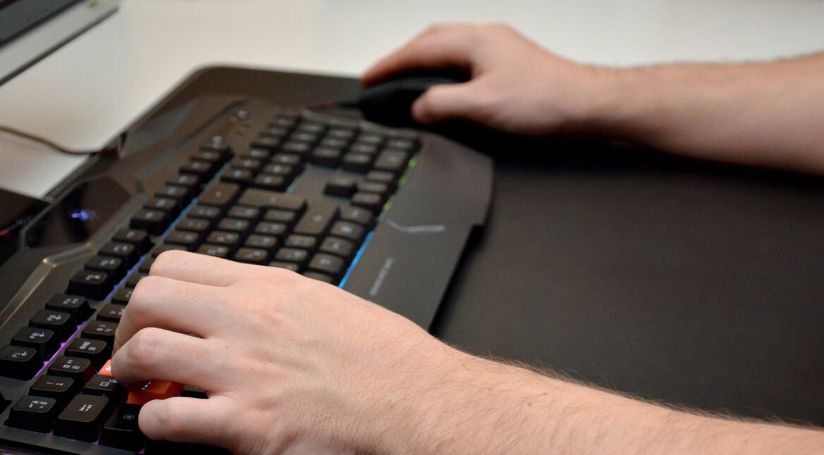 Junger Mann spielt eines der Twitch-Prime-Spiele