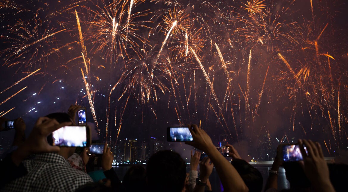 Viee-fotografieren-an-Silvester-mit-ihrem-Smartphone