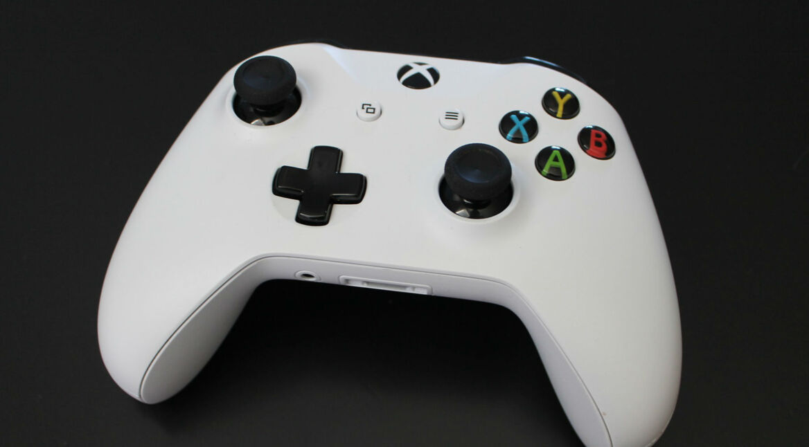 Weißer Xbox-One-Controller.