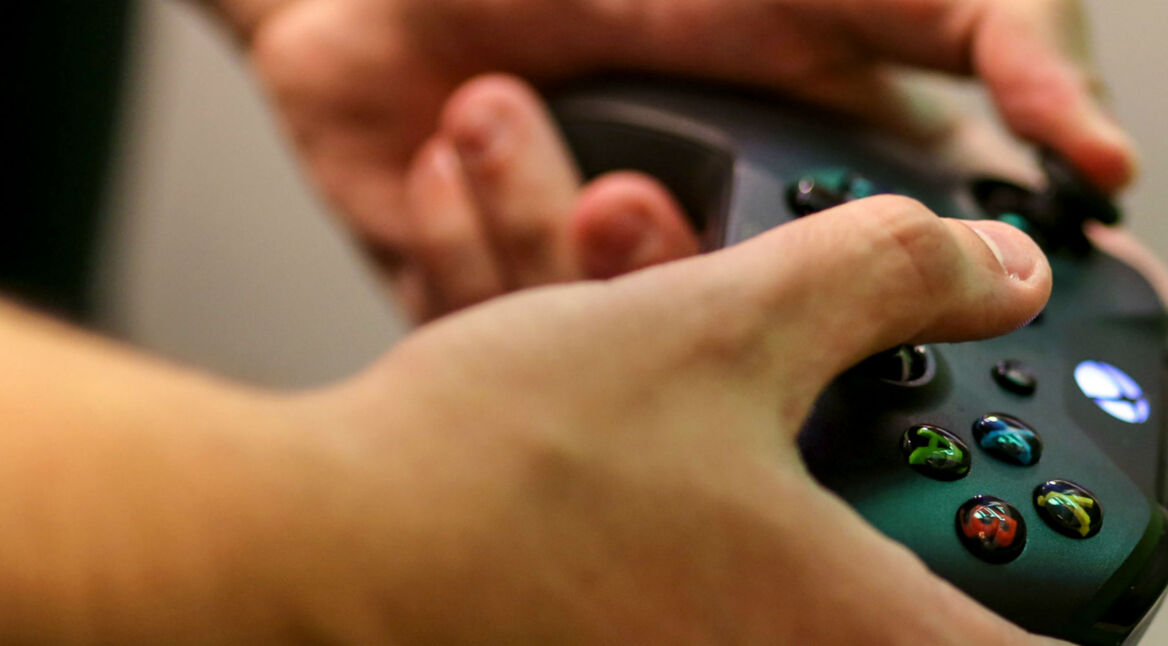 Mit dem Xbox-One-Controller zocken.