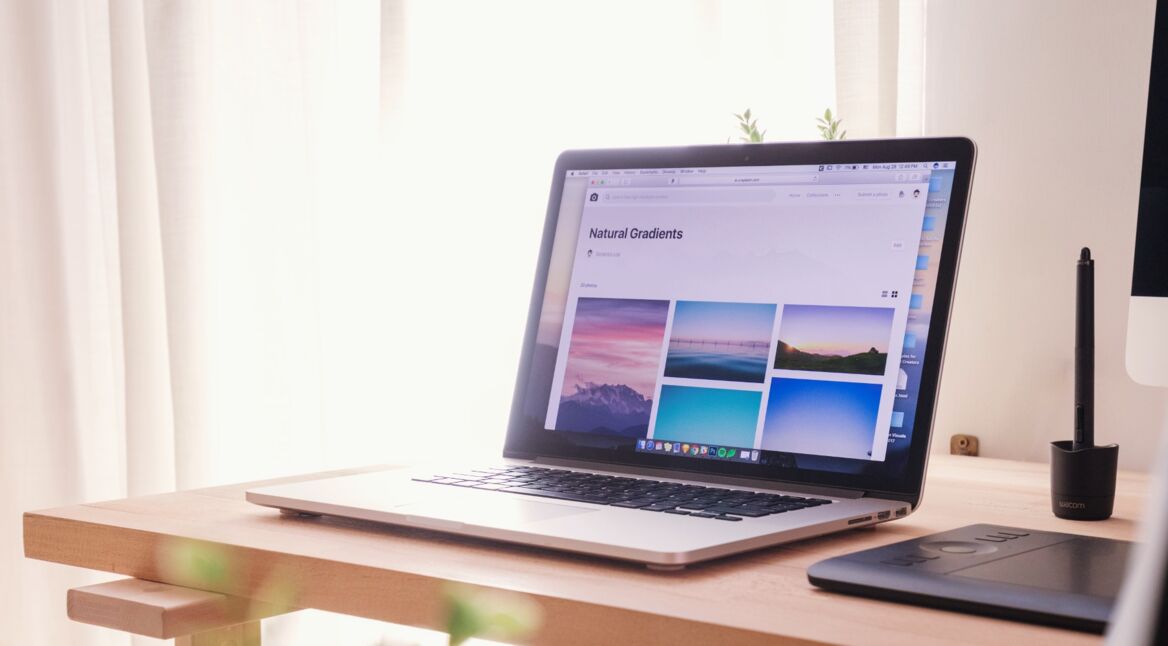 Macbook im Sonnenlicht